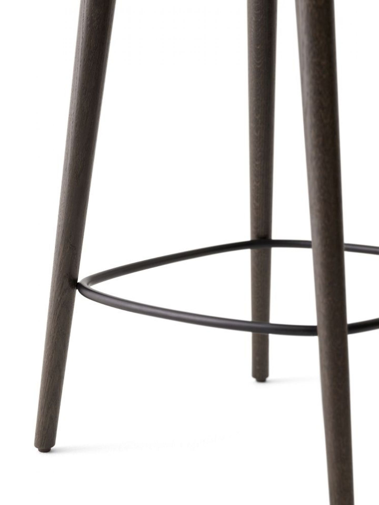 Detailaufnahme: Lodge Tresenhocker mit dunklen Eichenbeinen und Fußstütze aus Metall.