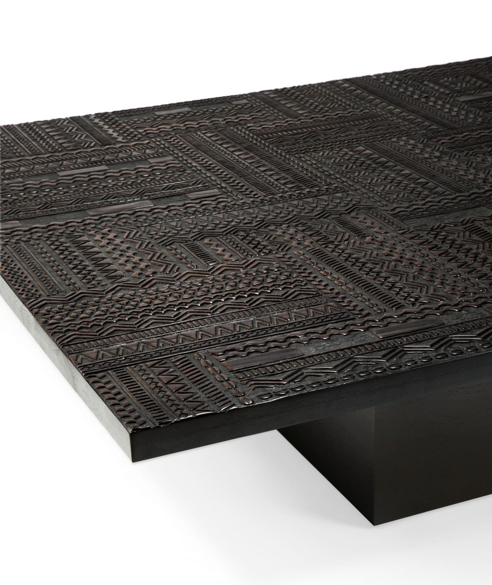 Detailansicht: Ethnicraft Tabwa Couchtisch aus Teakholz in Schwarz mit ethnischen Mustern.