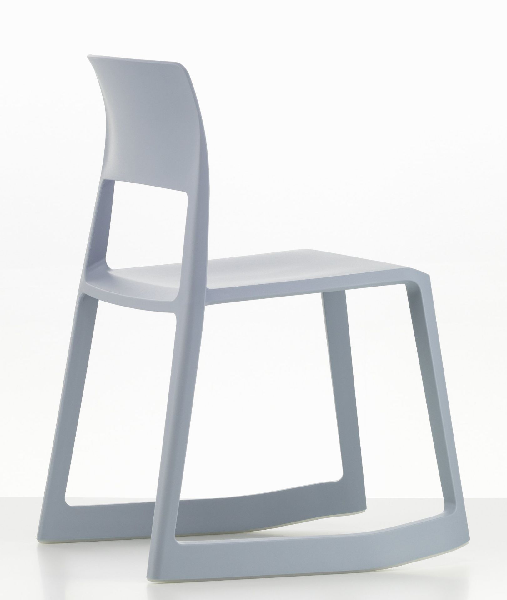 Hellblauer Tip Ton RE Stuhl von Vitra aus Kunststoff, seitliche Ansicht mit geneigtem Untergestell.