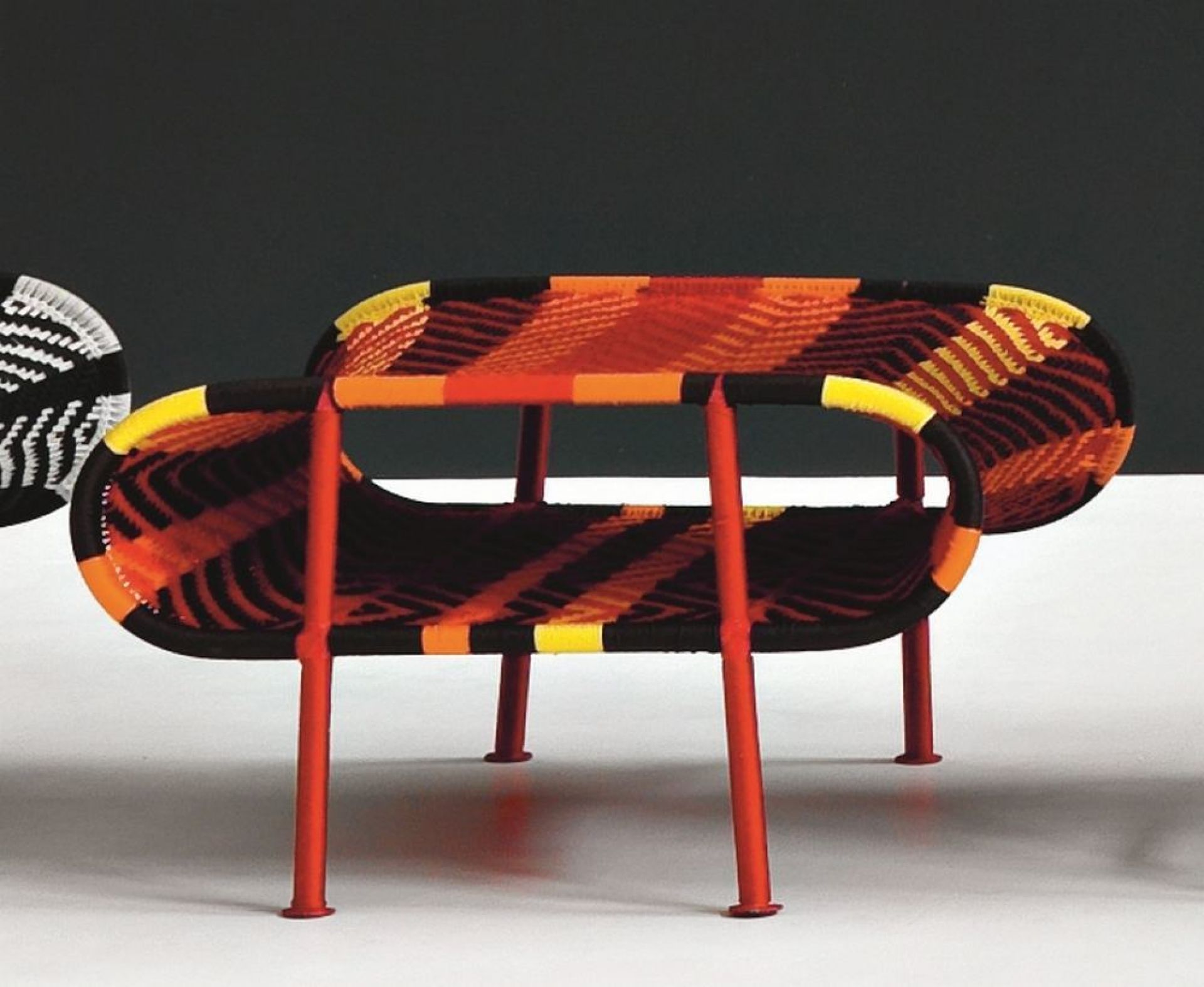 Sunny Hocker aus der M' Afrique Collection von Moroso: Geflochtener Hocker in Orange, Gelb und Schwarz.