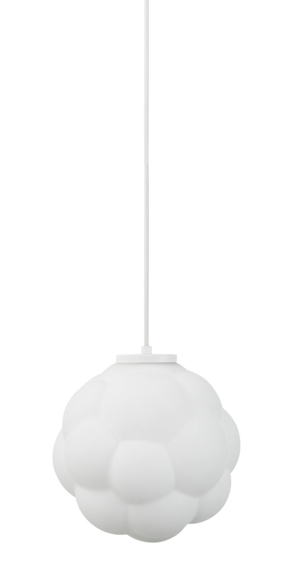 Weiße Bubba Pendelleuchte von Normann Copenhagen, moderne Hängelampe mit diffuser Beleuchtung.