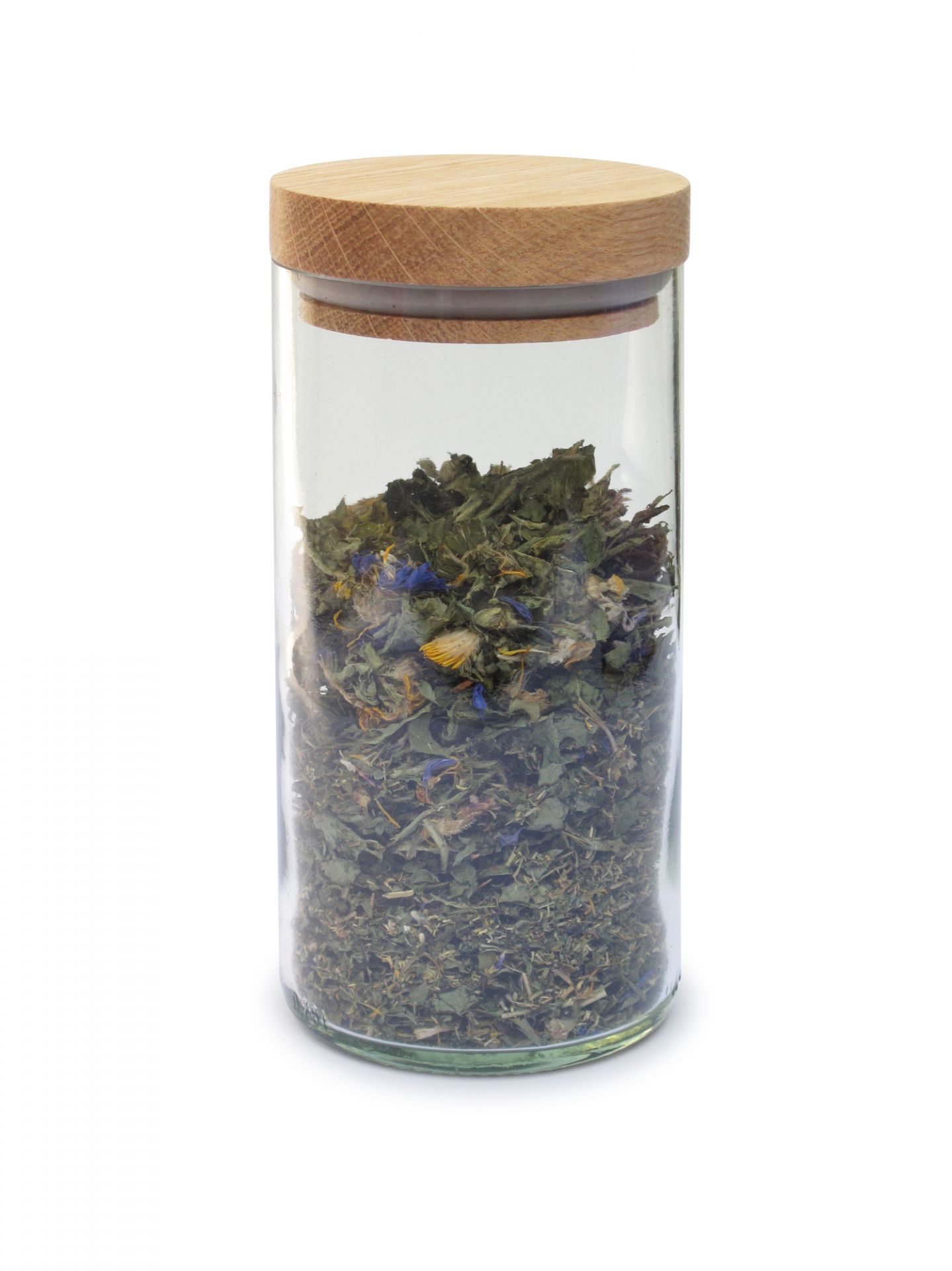 Klares Vorratsglas mit Holzdeckel gefüllt mit getrockneten Kräutern und Blüten, ideal für die Aufbewahrung von Lebensmitteln.
