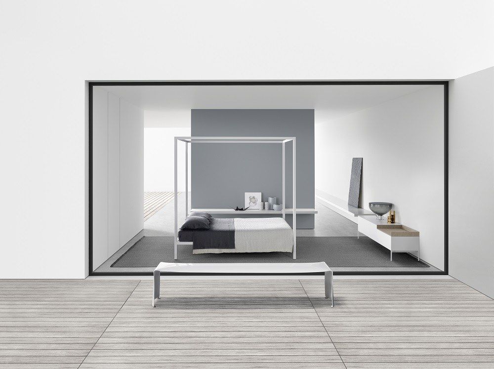 Helles Schlafzimmer mit MDF Italia Himmelbett aus Aluminium und passender Bank.