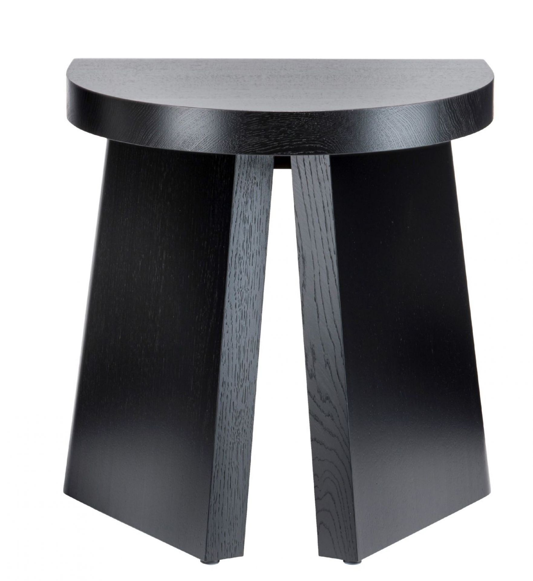 Schwarzer Portao Hocker mit halbrunder Sitzfläche und drei Beinen aus gebeiztem Holz.