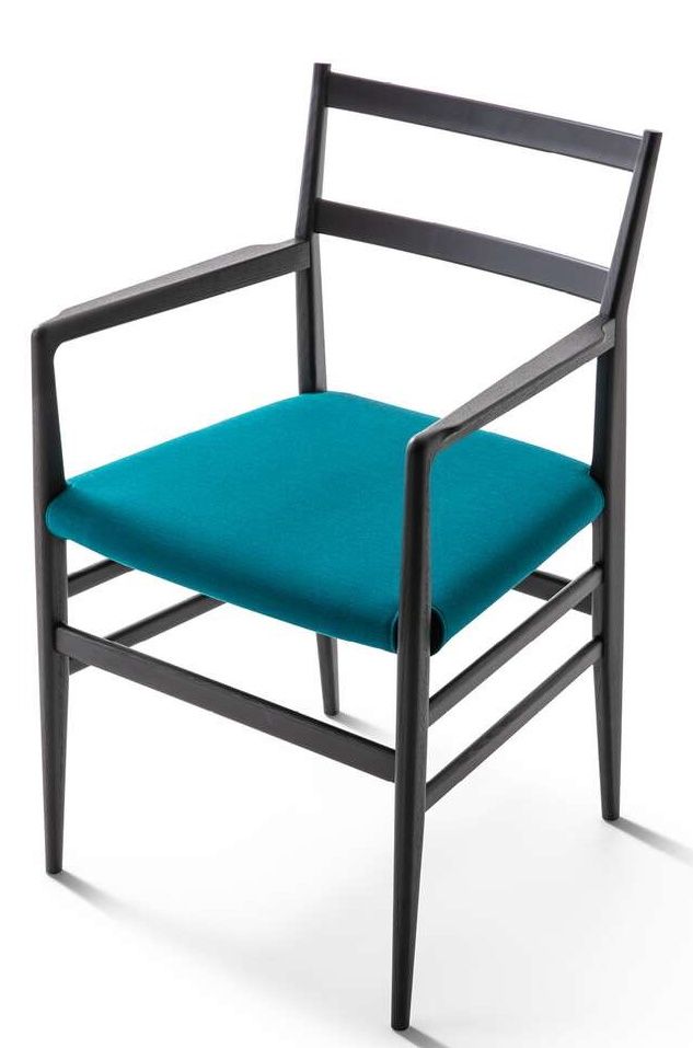 Cassina Leggera Stuhl 646 mit Armlehnen und türkisfarbenem Sitz aus Stoff, modernes Design.