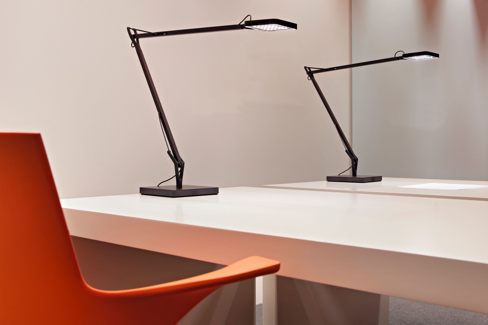 Schwarze Kelvin LED Tischleuchte von Flos auf einem weißen Schreibtisch, modernes Design, Büroleuchte.