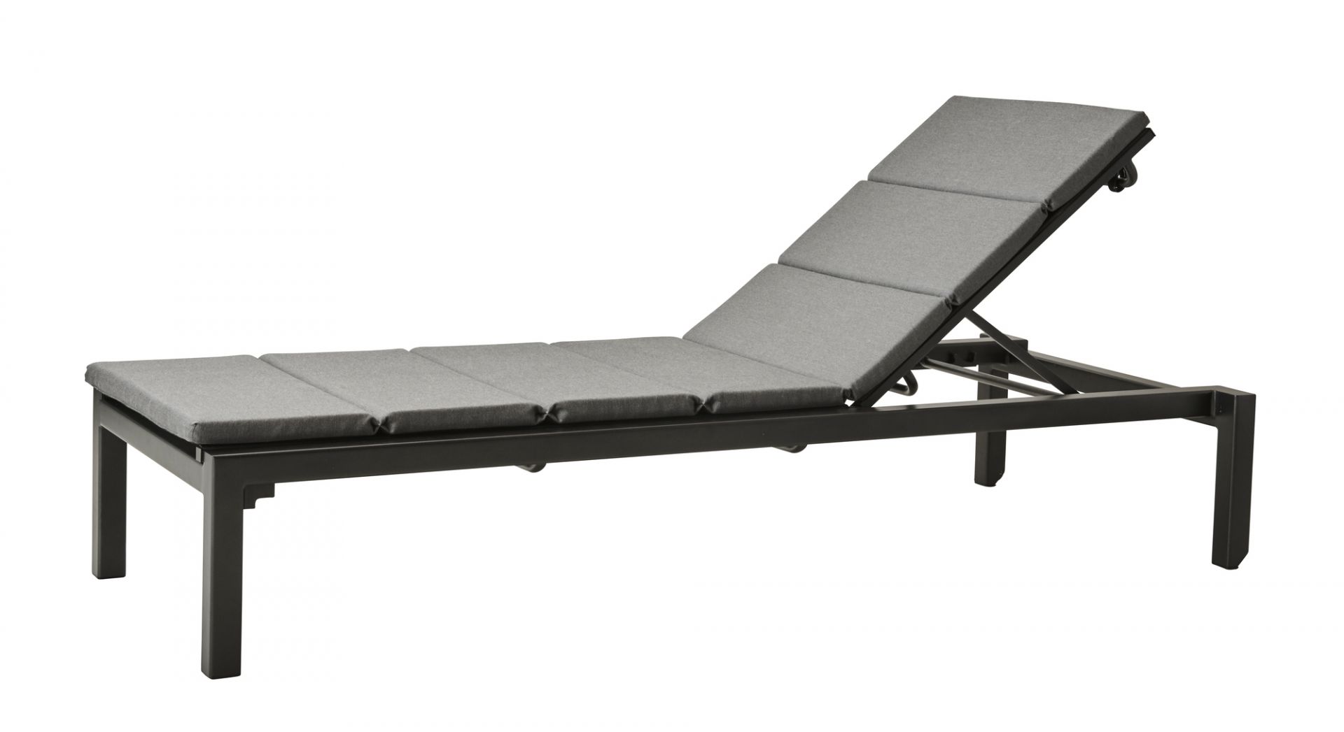 Cane-Line Relax Sonnenliege mit grauem Outdoor Kissen für Garten und Terrasse.