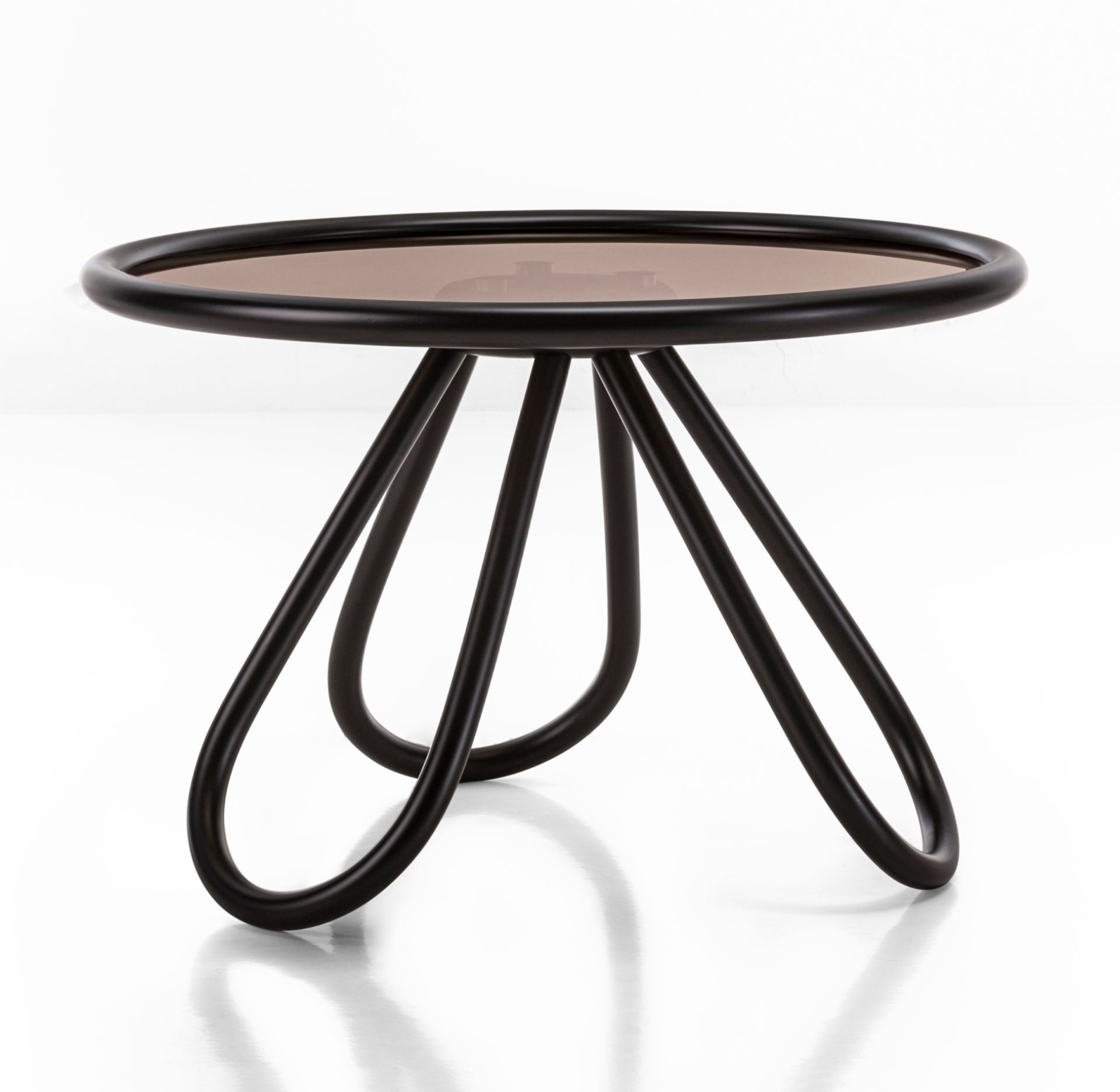 Arch Couchtisch von Wiener GTV Design mit lackiertem Gestell und runder Tischplatte. Moderner Beistelltisch.