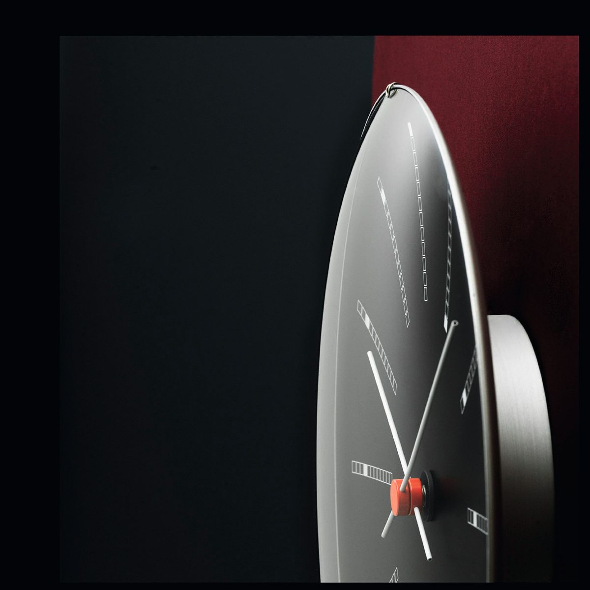 Detailaufnahme der Bankers Wanduhr von Rosendahl Timepieces, modernes Design mit minimalistischem Zifferblatt.