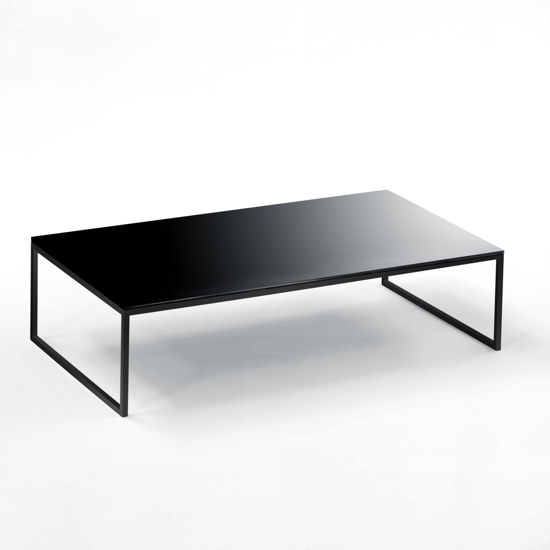 Schwarzer Less H Couchtisch von Hans Hansen mit minimalistischem Design und HPL-Oberfläche.