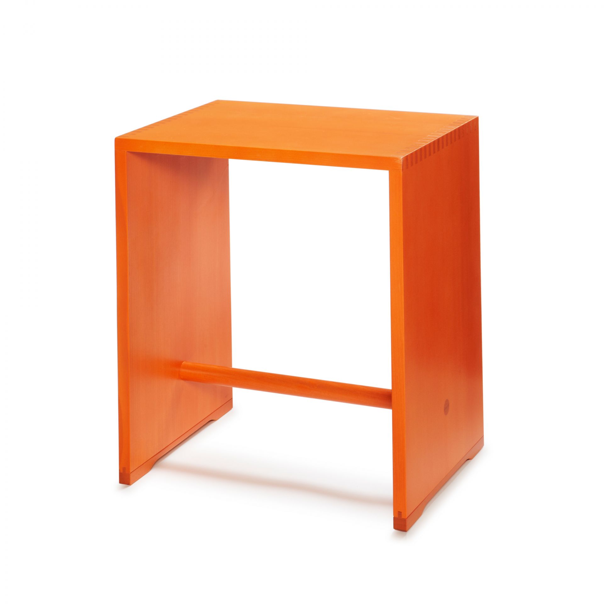 Ulmer Hocker leuchtorange von Max Bill, ein moderner, minimalistischer Sitzhocker aus Holz, isoliert auf Weiß.