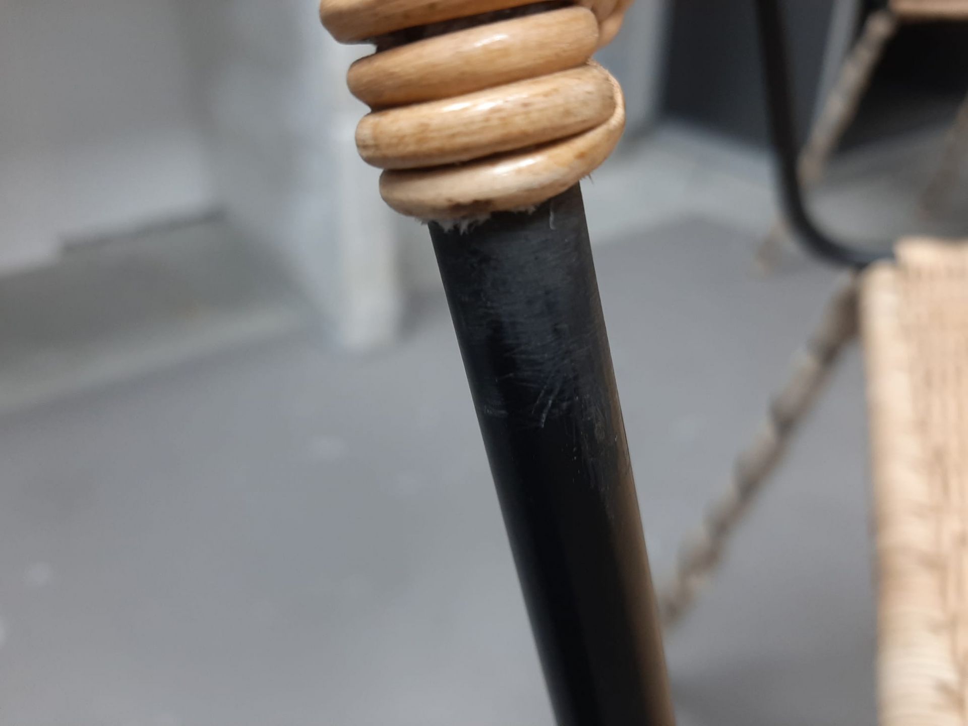 Detailaufnahme Stuhlbein des TT 54 Stuhls von Richard Lampert, Mängelexemplar mit Gebrauchsspuren.