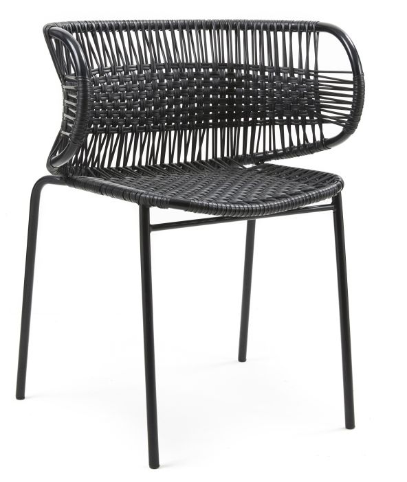 Schwarzer Cielo Armlehnstuhl: Stapelbarer Outdoor-Stuhl mit geflochtener Sitzfläche und Rückenlehne für Garten und Terrasse.