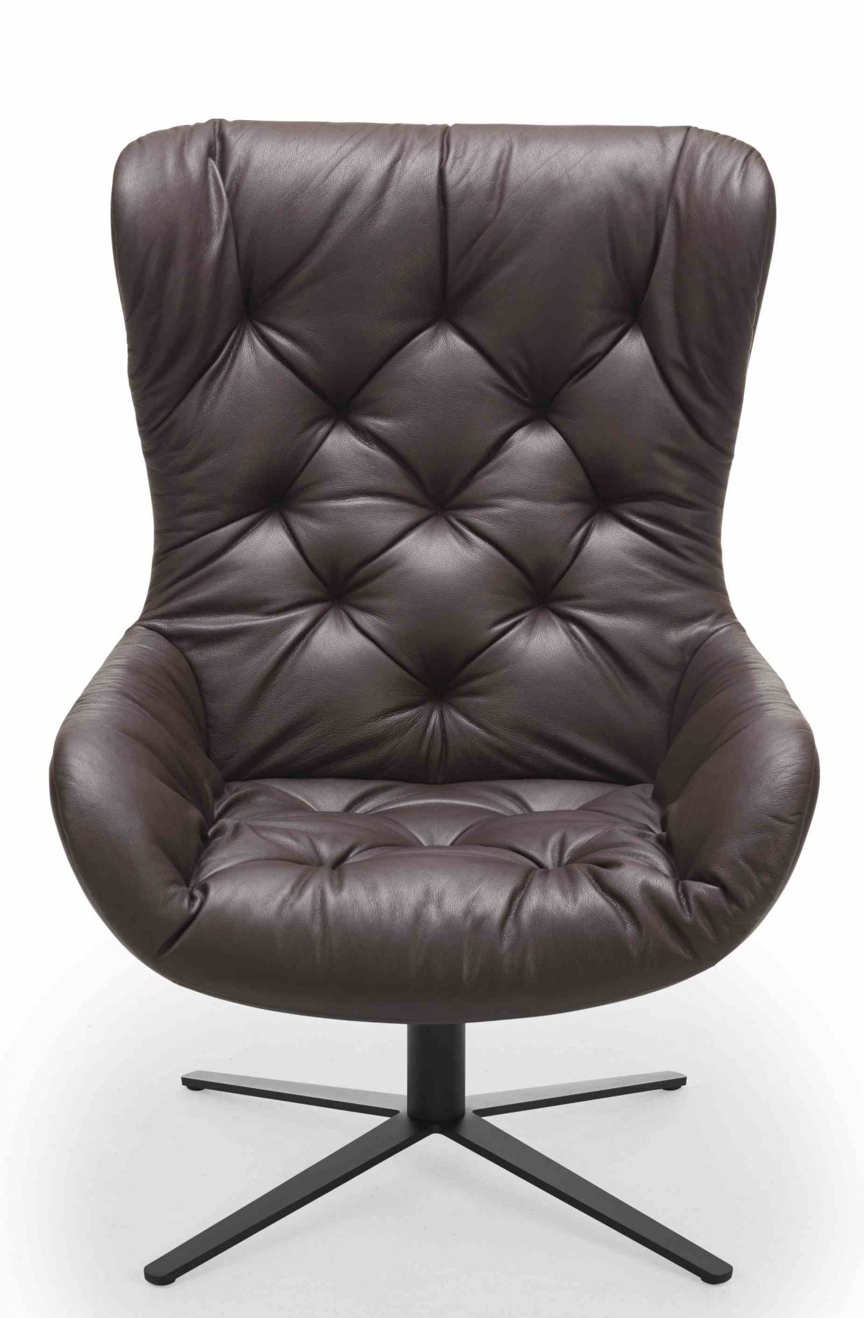 Brauner Leya Cocktail Sessel von Freifrau Manufaktur mit gestepptem Leder und Drehfuß.