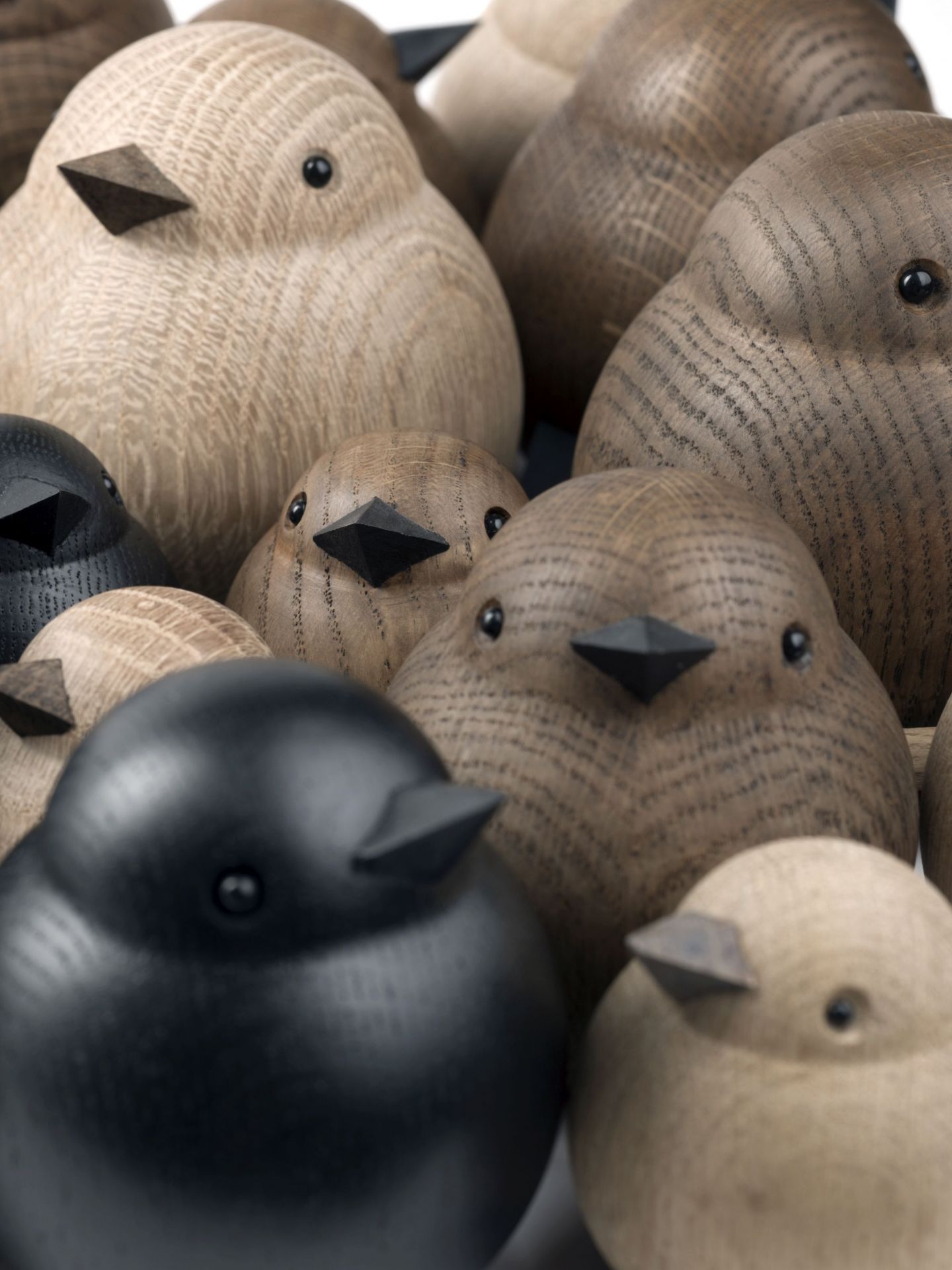 Nahaufnahme von mehreren Papa Sparrow Holzfiguren, rauchgebeizte Eiche, dekorative Holzobjekte für Zuhause.