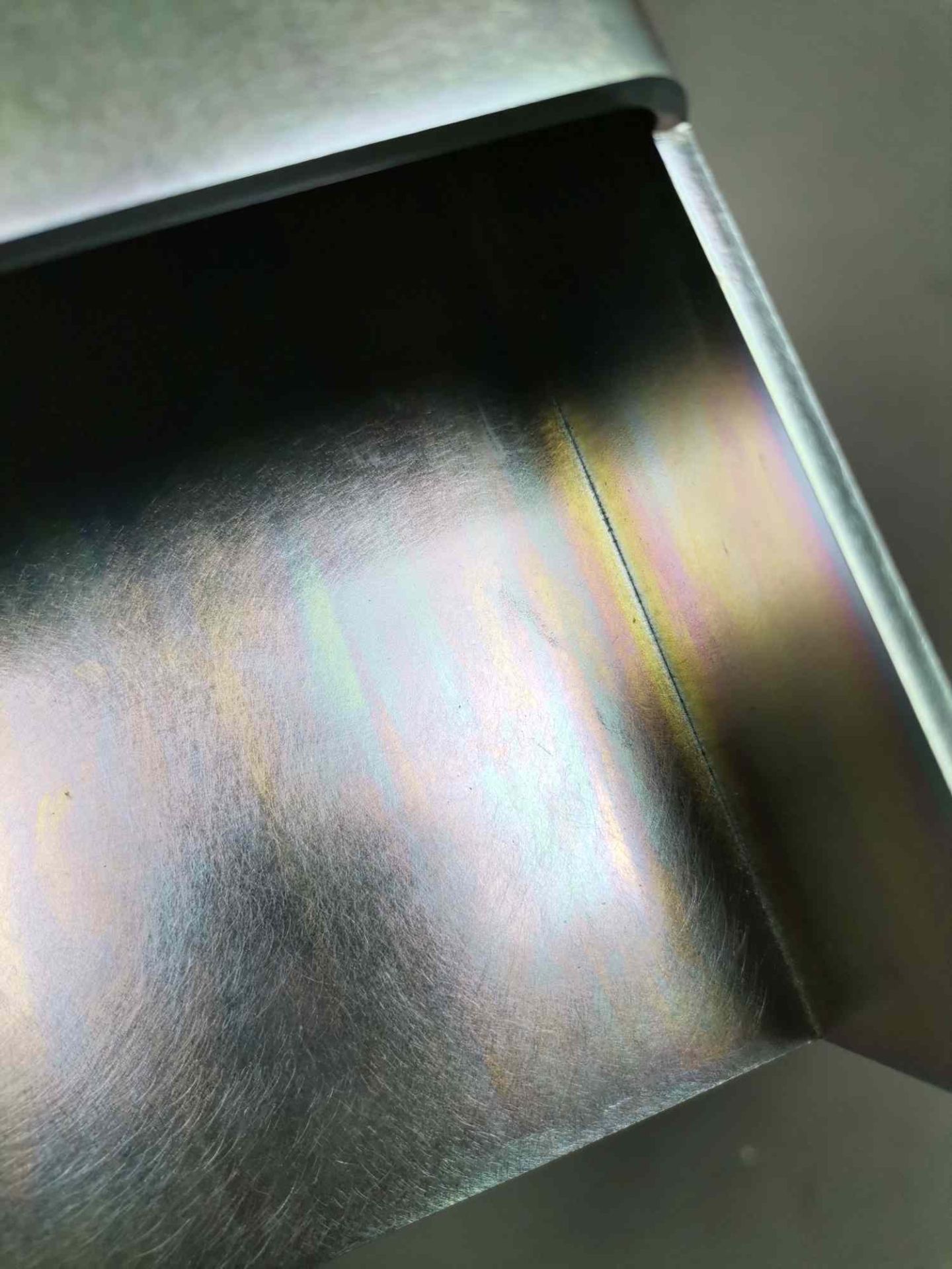 Detailaufnahme der Oberfläche vom Meta Side Table in Chromgelb von New Tendency.