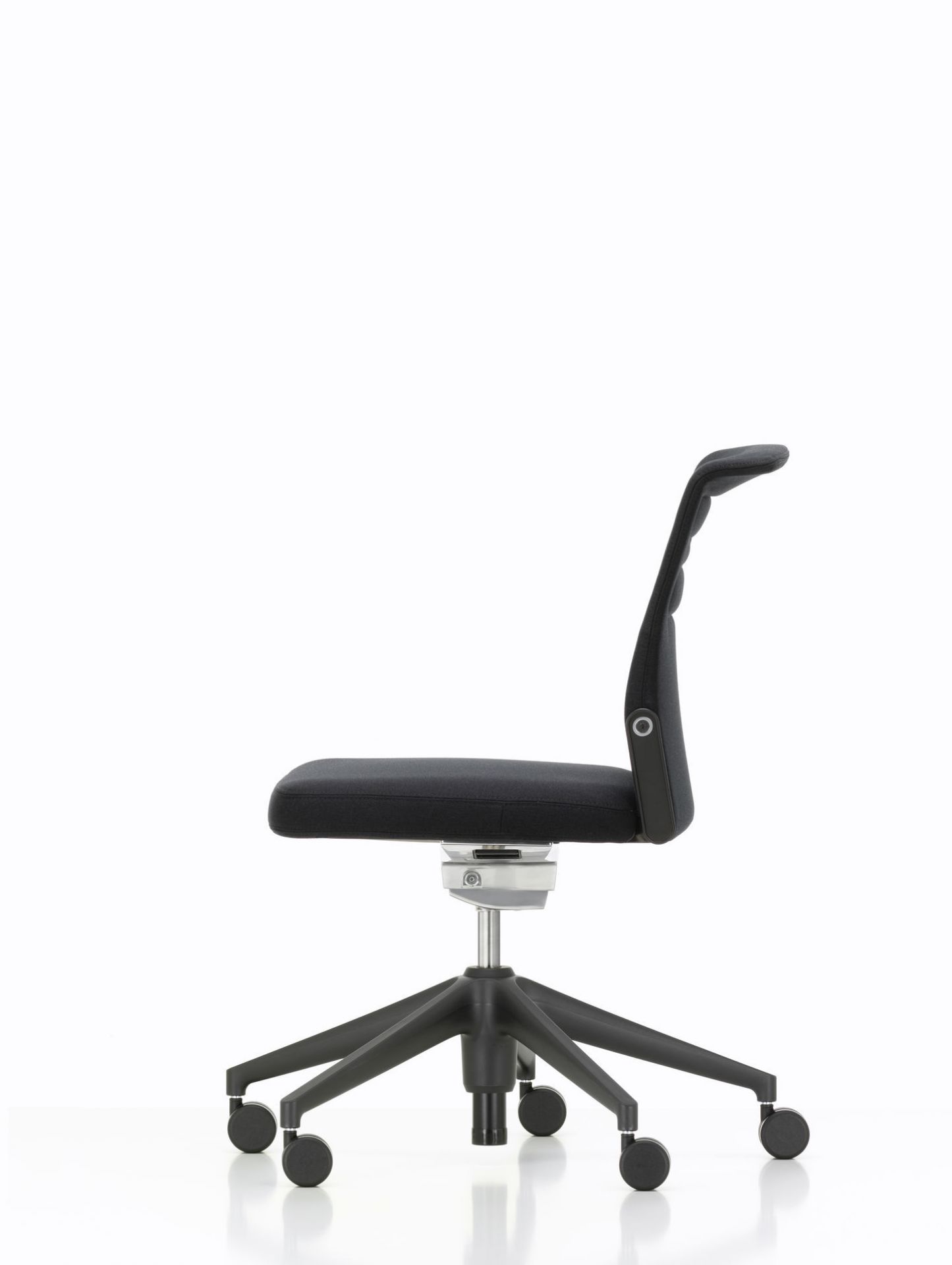 Schwarzer Vitra Bürodrehstuhl AC5 Studio, Seitenansicht. Ergonomischer Bürostuhl mit Rollen für das moderne Büro.