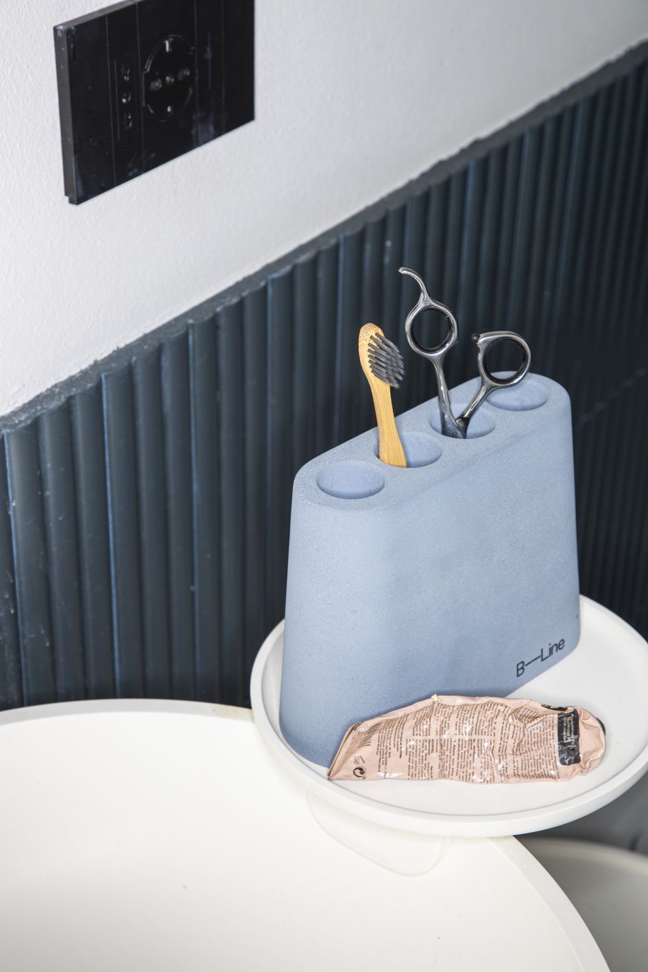 Aki Jr Stifthalter aus Zement B-Line