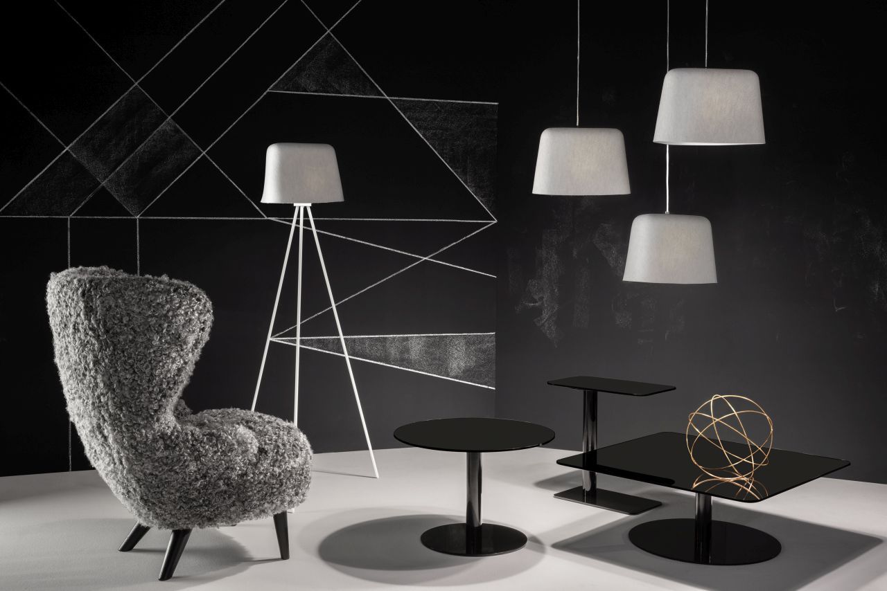 Schwarzer Flash Beistelltisch von Tom Dixon, runder Couchtisch aus Glas, modernes Wohnzimmer-Interieur.