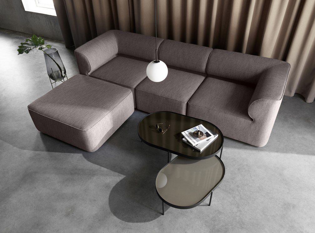 Nahaufnahme der Audo TR Bulb Pendelleuchte mit mattem Opalglas über einem modernen Wohnzimmer mit Sofa.