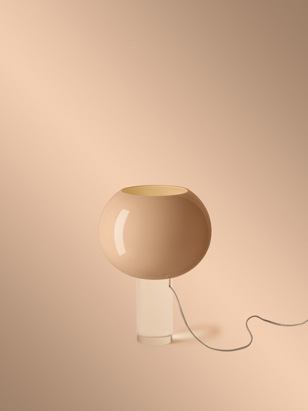 Beige Buds Tischleuchte von Foscarini mit rundem Lampenschirm und zylindrischem Fuß.