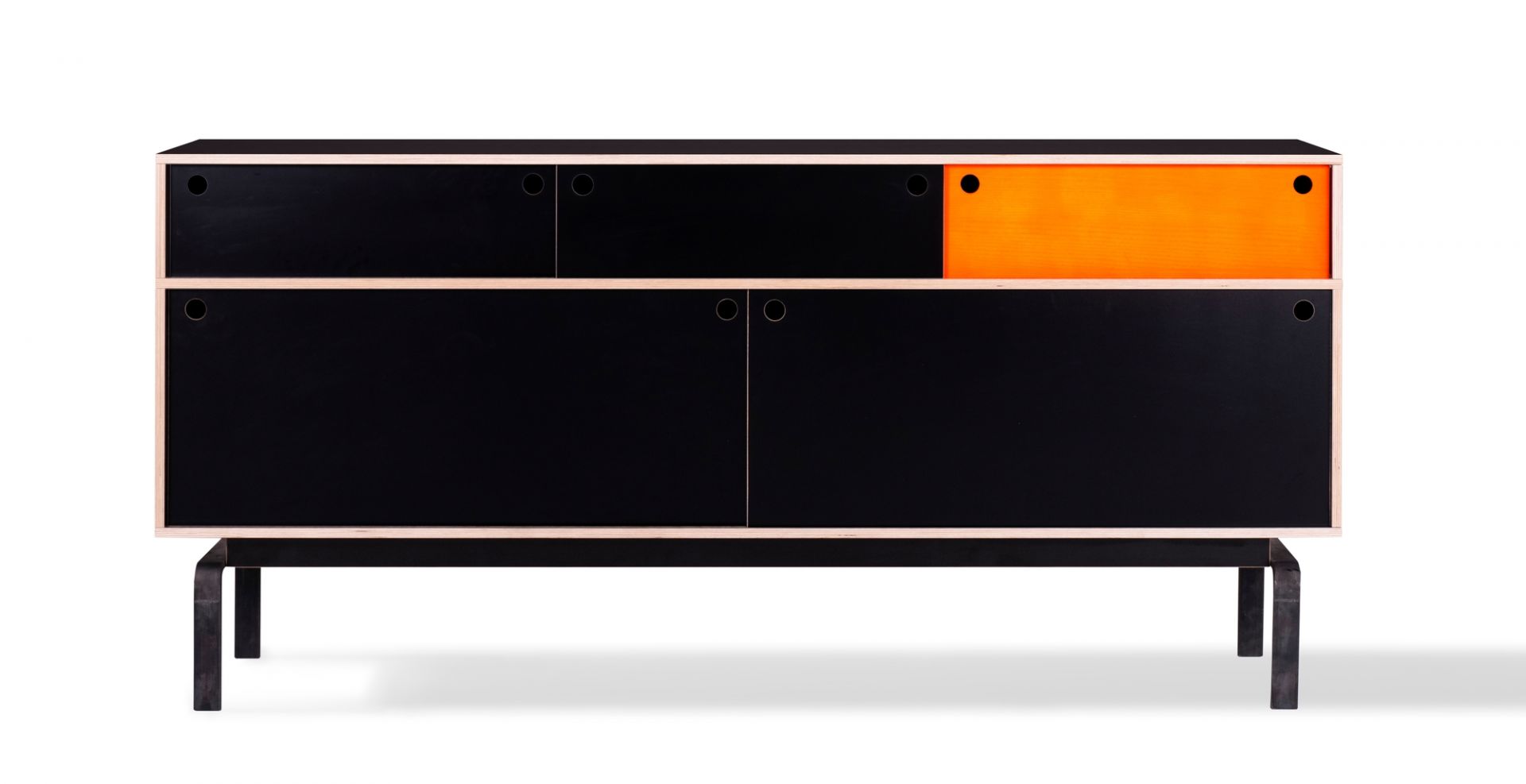 Egal Sideboard von Nils Holger Moormann: Schwarzes Sideboard mit orangefarbener Schublade und minimalistischem Design.