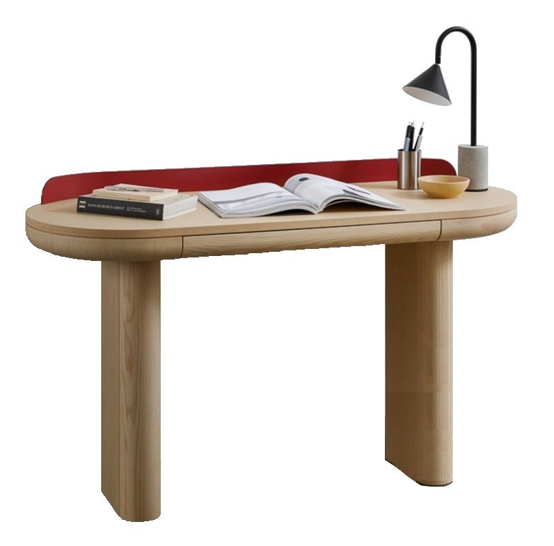 Jumbo Konsolentisch von Miniforms aus hellem Holz mit roter Akzentwand, Lampe und Accessoires.