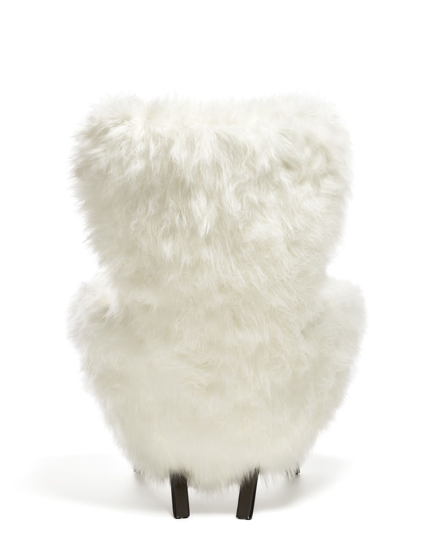 Rückansicht des weißen Guelfo Fell Sessel von Opinion Ciatti mit dunklen Füßen.