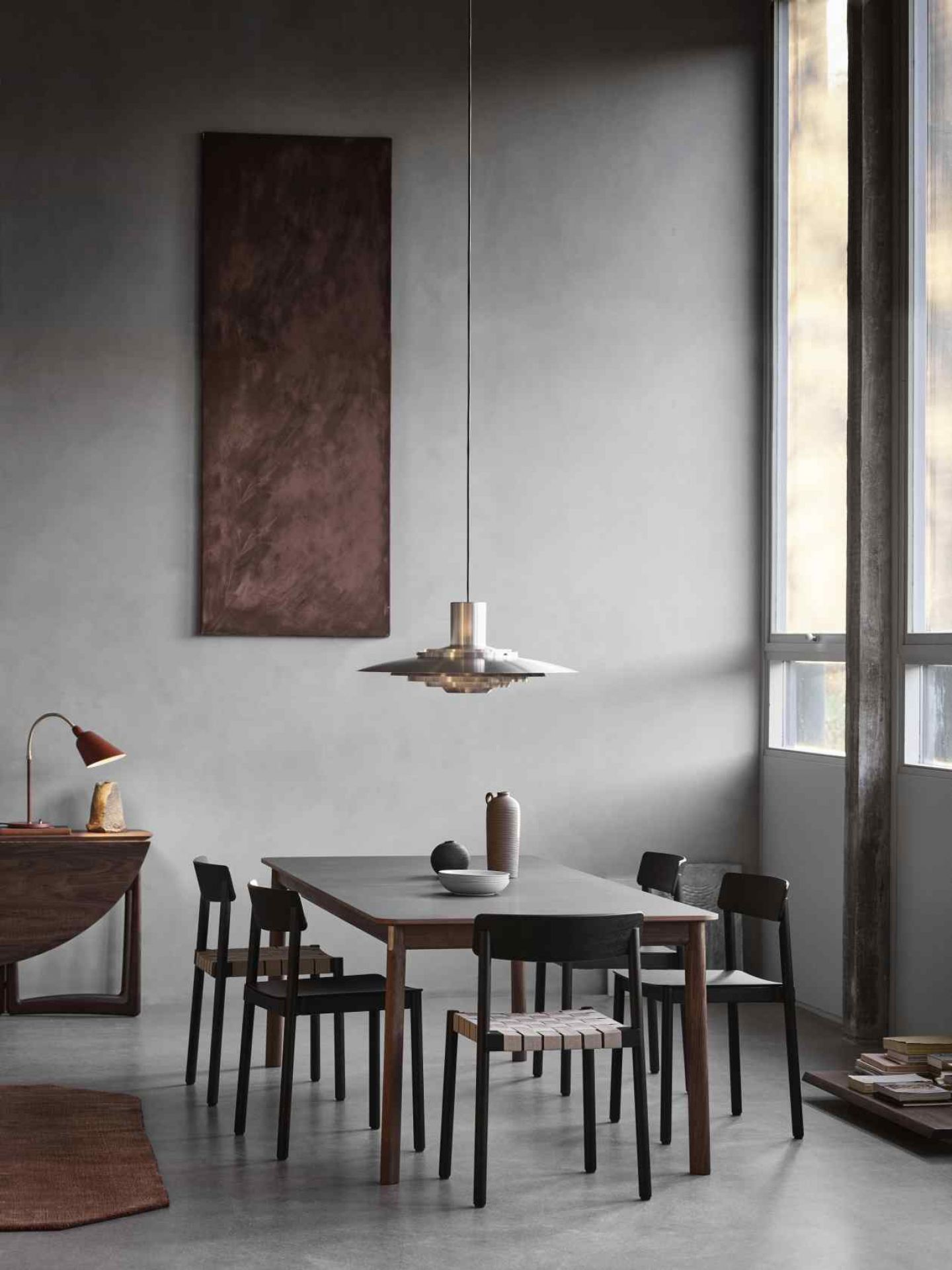 AndTradition Esstisch Patch HW1/HW2: Modernes Esszimmer mit grauem Tisch und schwarzen Stühlen. Design Esstisch für stilvolles Wohnen.