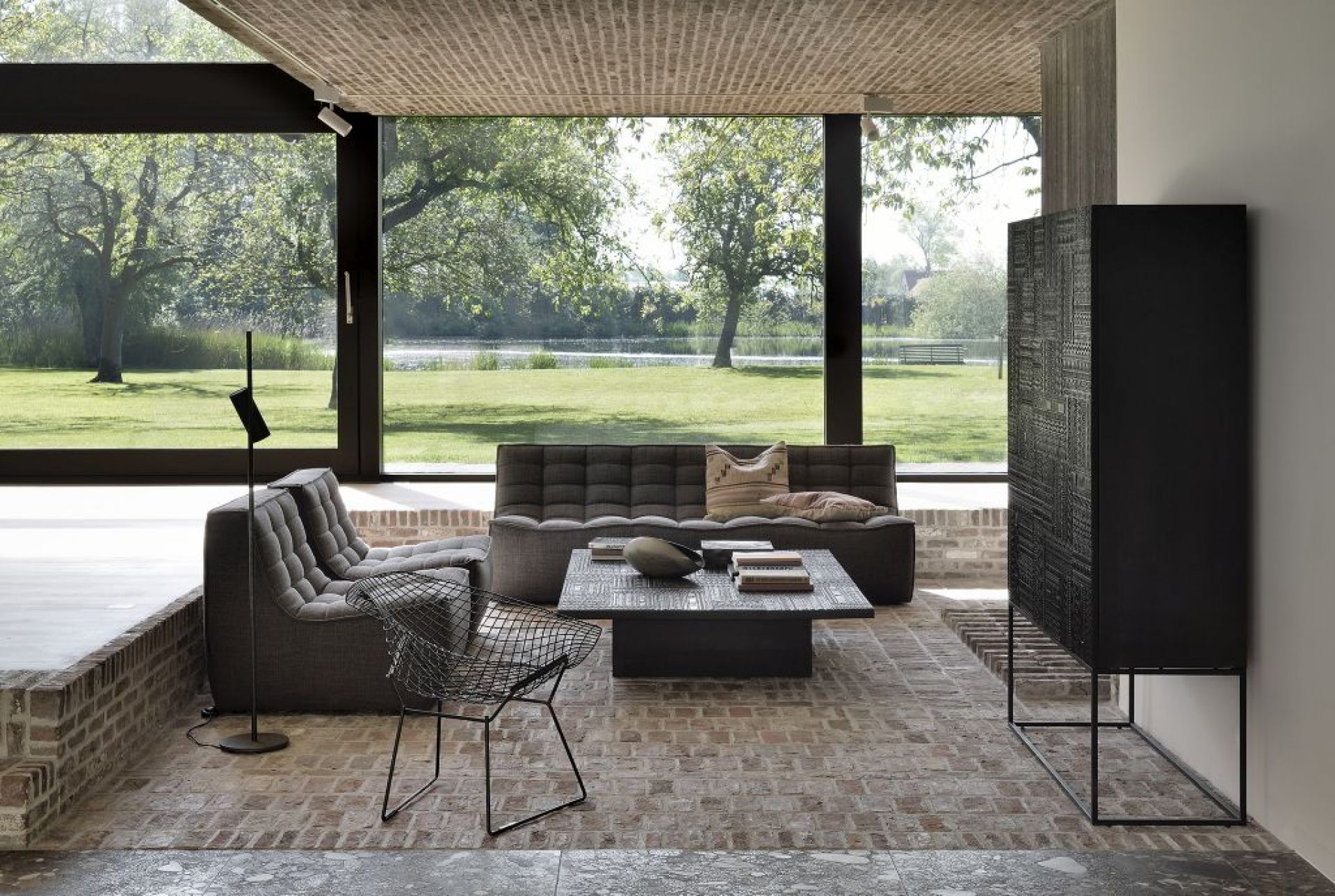 Schwarzer Tabwa Schrank von Ethnicraft im modernen Wohnzimmer mit Teakholz und filigranem Muster.