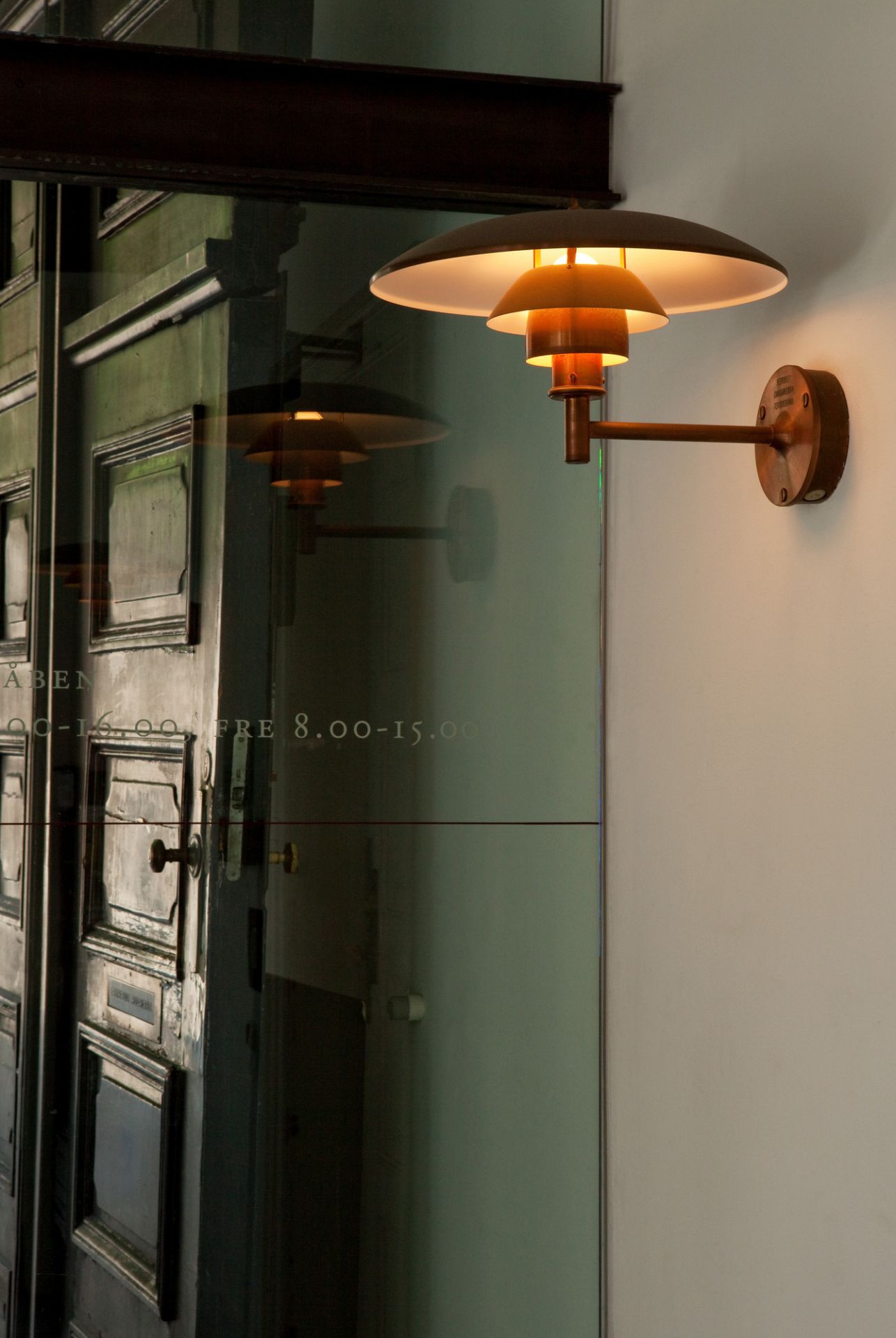 PH Wandleuchte von Louis Poulsen, Außenleuchte aus Metall, warmes Licht an der Wand.