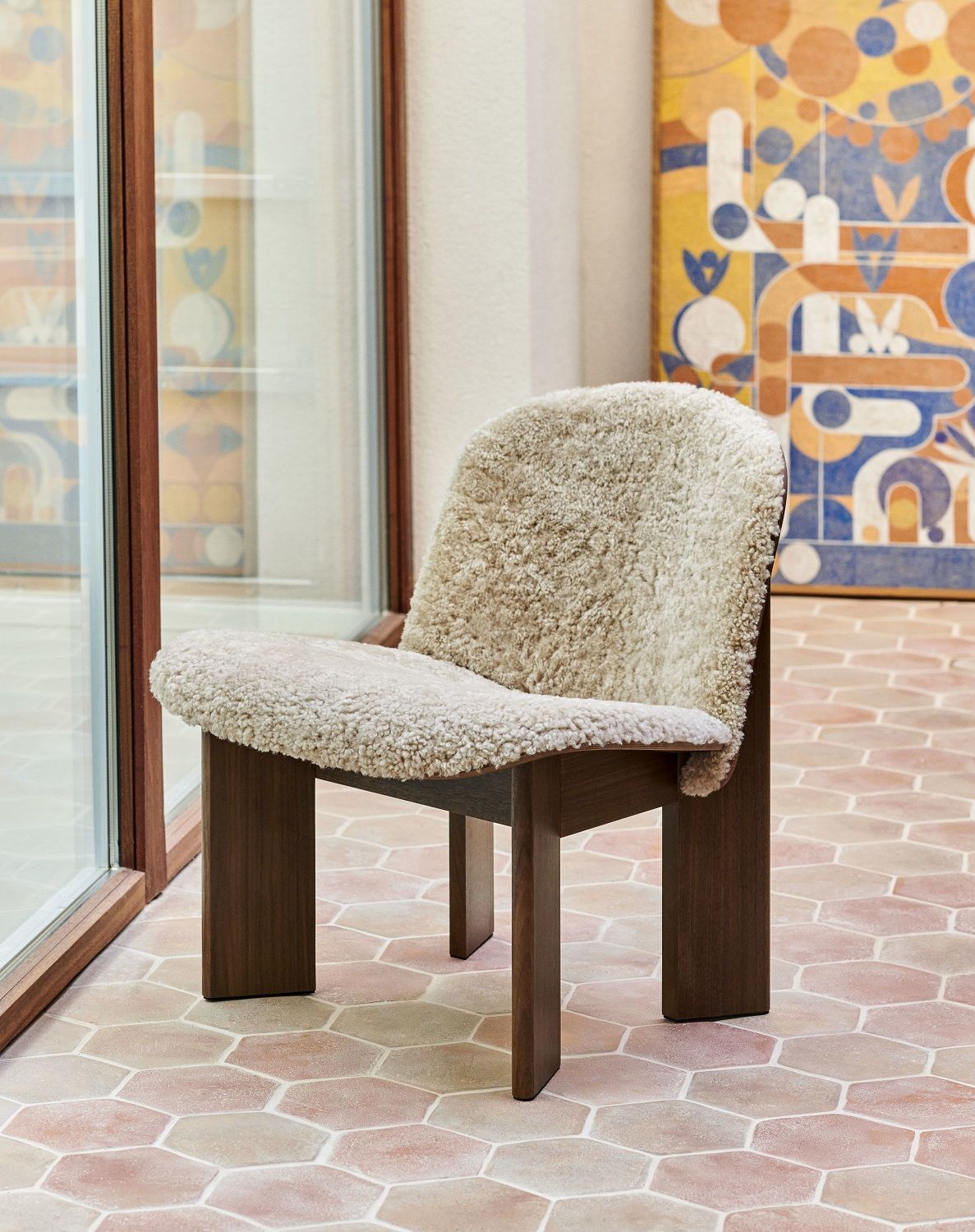 Chisel Lounge Chair Sessel von Hay mit Vollpolster in hellem Beige und dunklem Holzgestell.