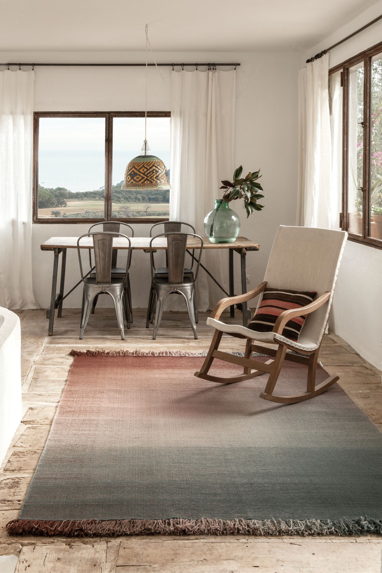 Nanimarquina Shade Teppich in Palette 4 (170x240 cm) im Wohnzimmer mit Farbverlauf von Rot nach Grau.