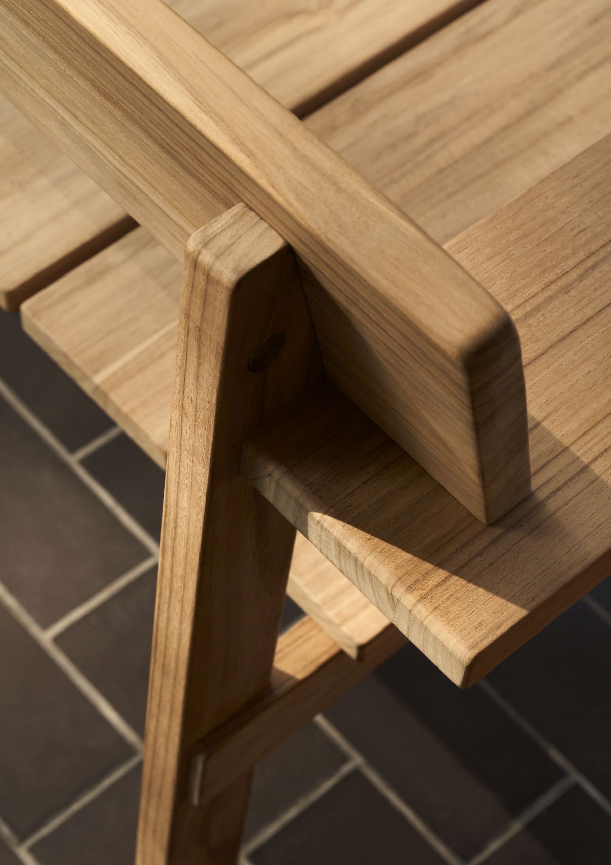 Detailaufnahme der GL101 Timbur Outdoor Bank von Carl Hansen & Søn aus Teakholz.