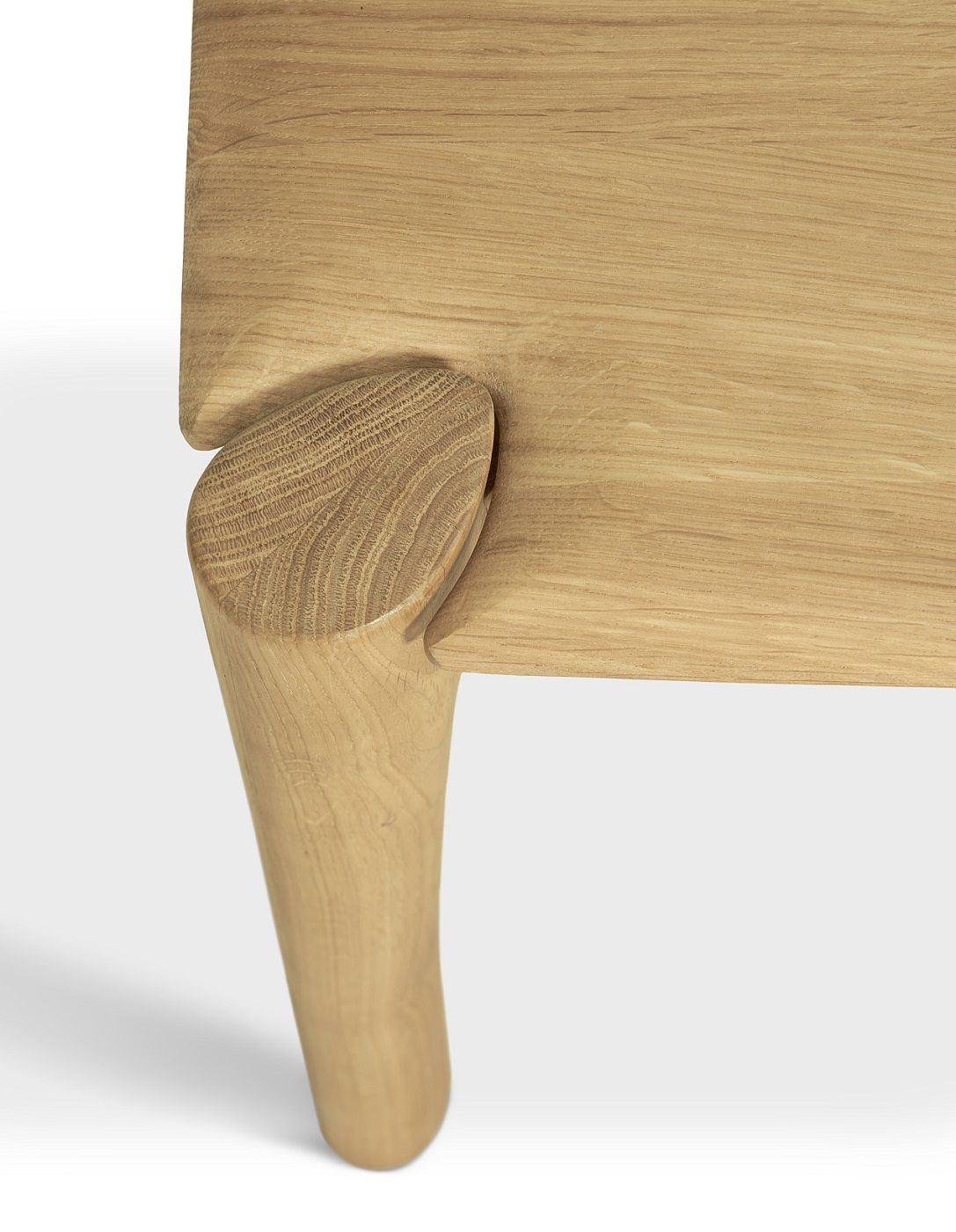 Detailaufnahme: Bein der PI Bank aus geölter Eiche von Ethnicraft, modernes Design.