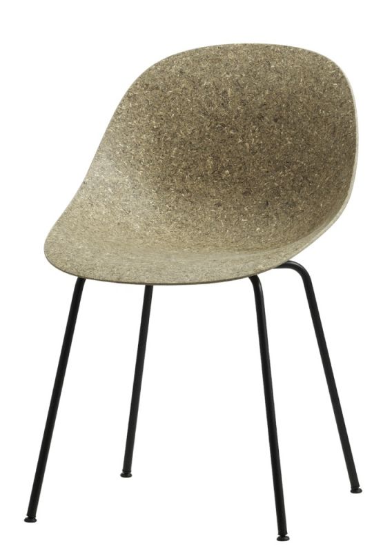 Mat Chair Stuhl von Normann Copenhagen mit Sitzschale und schwarzem Stahlgestell.