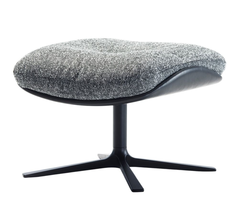 Rei Hocker von Prostoria: Moderner Fußhocker mit grau meliertem Stoffbezug und schwarzem Fußkreuz.