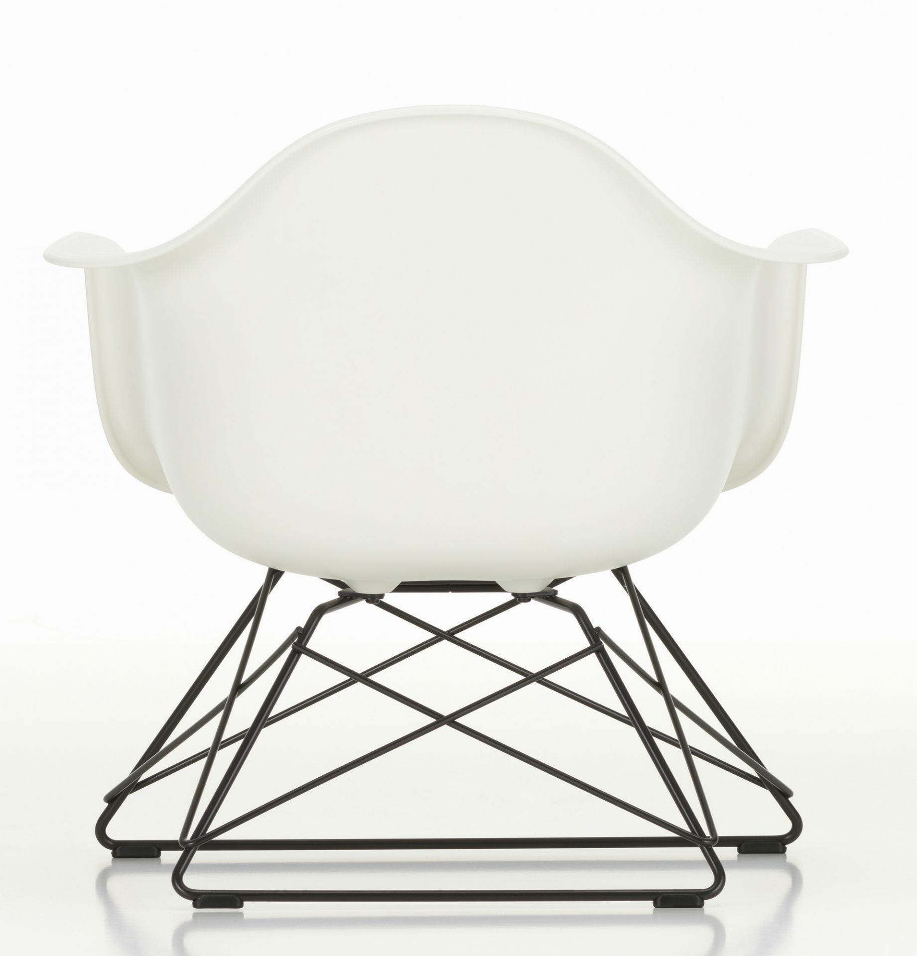 Rückansicht des Eames Plastic Arm Chair LAR Stuhl in Weiß mit Chromgestell. Designklassiker.