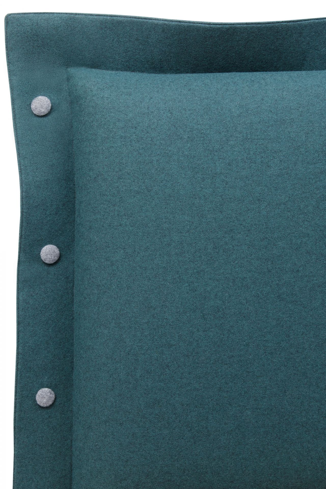 Detailaufnahme des blaugrünen Velito Polsterkopfteils vom Pure Bett. Eichenbett mit Stoffbezug und Knöpfen.