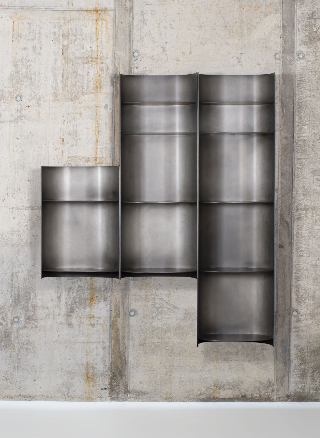 Como Regal, rauchgraues Wandregal von Pulpo, kleine Ausführung. Metallregal mit mehreren Fächern.