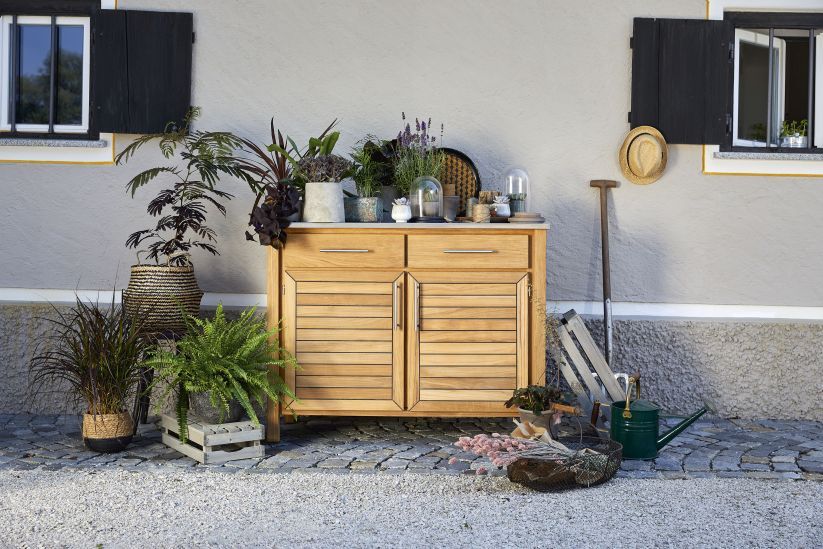 Weishäupl Deck Element: Outdoor Pflanzboard aus Teakholz mit Pflanzen und Gartenzubehör dekoriert.