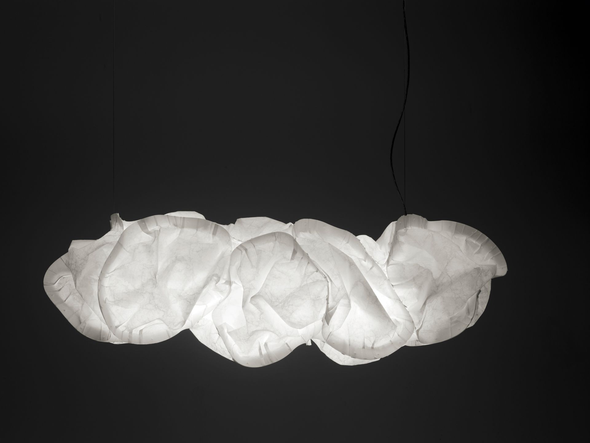 Cloud XL LED Pendelleuchte von Belux, moderne Hängelampe in Wolkenform, weiße Beleuchtung.