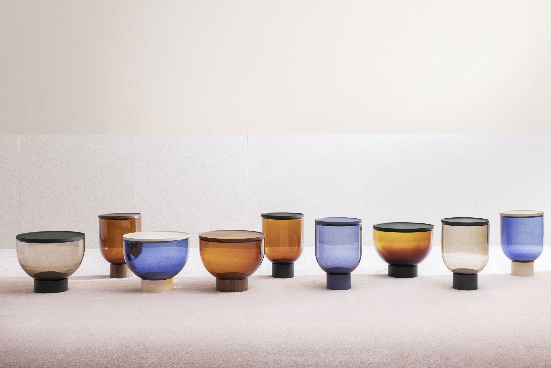 Verschiedenfarbige Mastea Beistelltische von Miniforms aus Glas und Holz, moderne Wohnzimmermöbel.