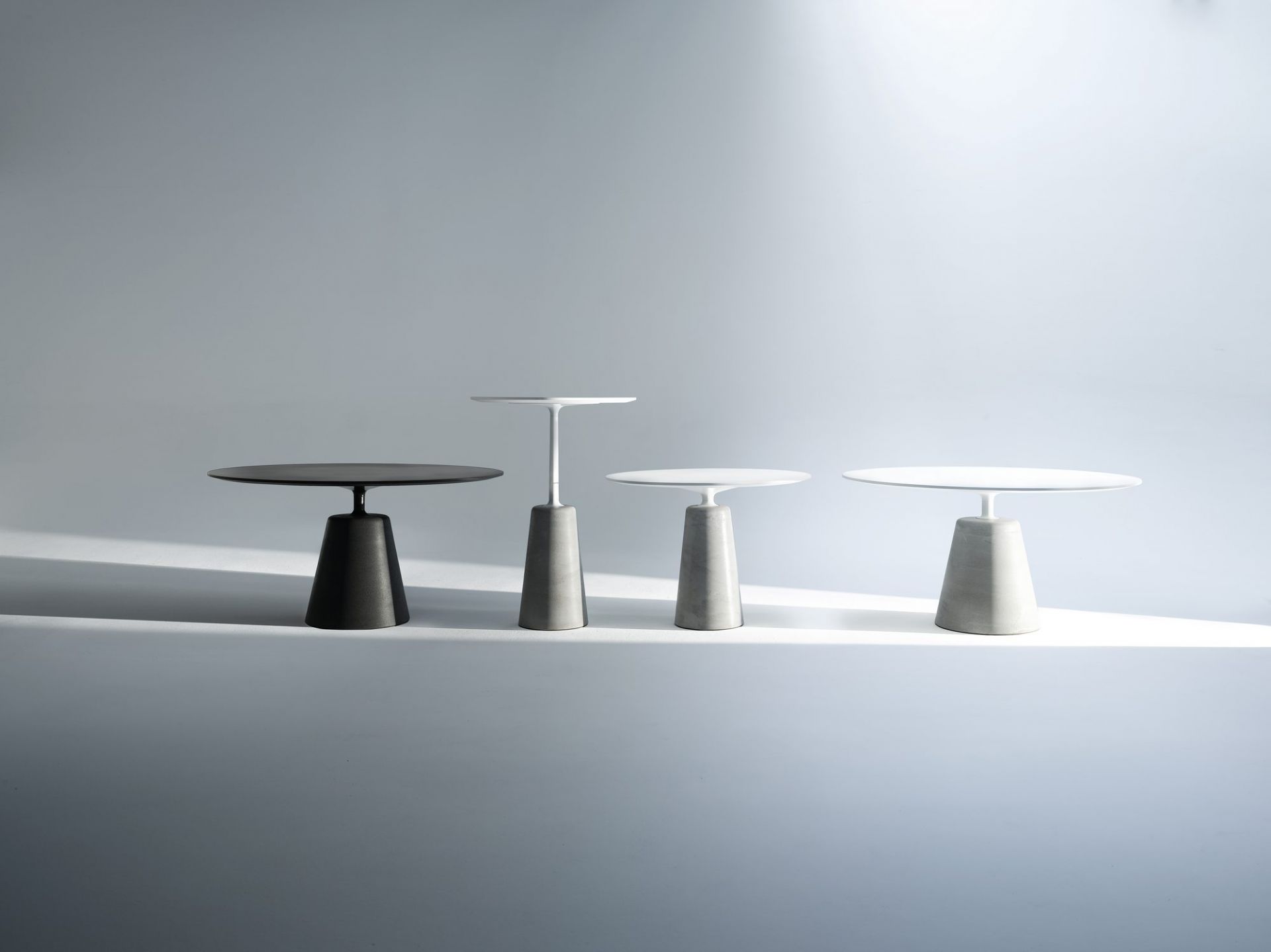 Rock Table Stehtische von MDF Italia in verschiedenen Ausführungen und Farben auf weißem Hintergrund.