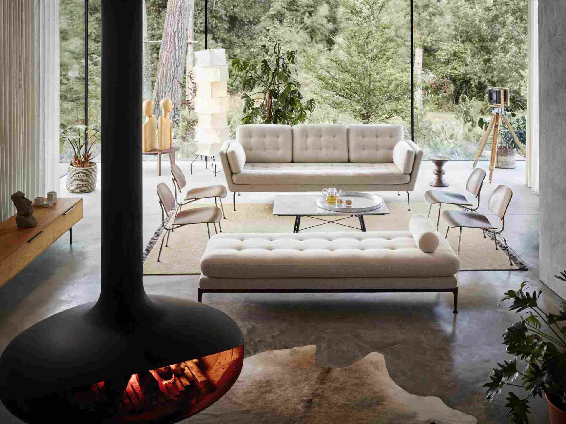 Helles Wohnzimmer mit Vitra Suita Sofa, Sesseln, Couchtisch und Kamin für modernes Wohnen.