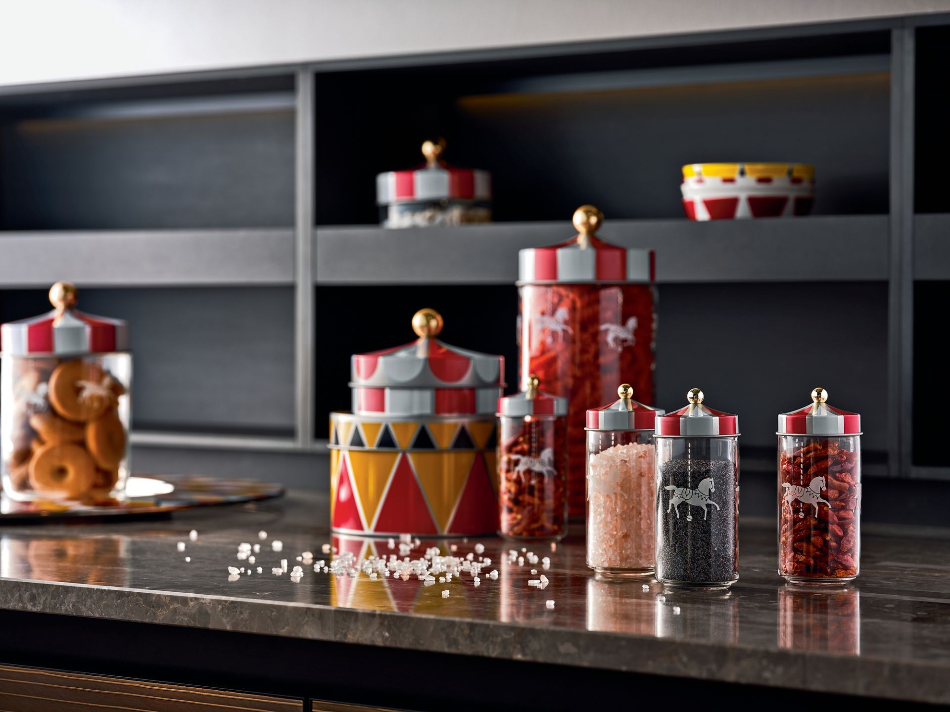 Alessi Circus Gewürzbehälter Set: Dekoratives Küchenaccessoire mit Zirkusmotiven für stilvolle Gewürzaufbewahrung.