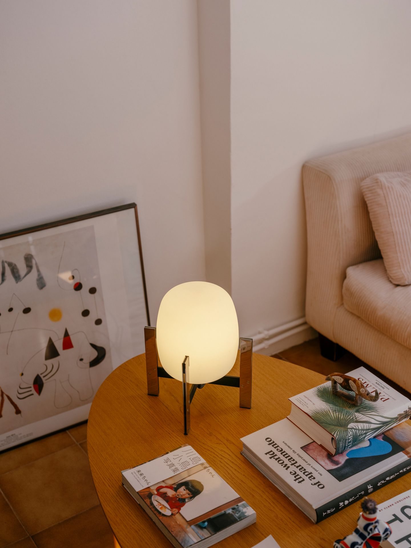 Nahaufnahme der Cestita Metálica Tischleuchte von Santa & Cole auf einem Beistelltisch.