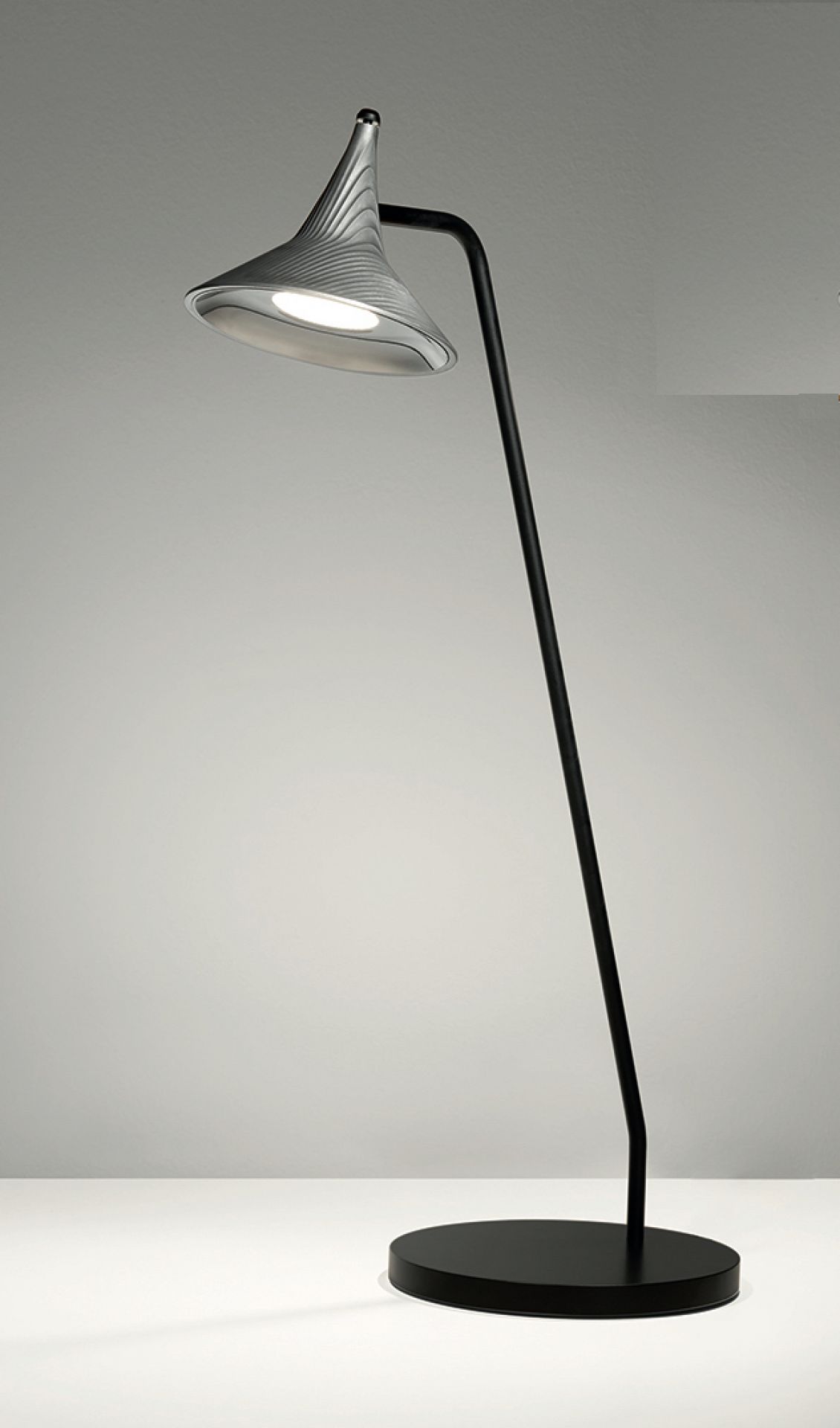 Unterlinden Table Tischleuchte von Artemide, moderne Schreibtischlampe aus Aluminium mit schwarzem Fuß und Gestell.