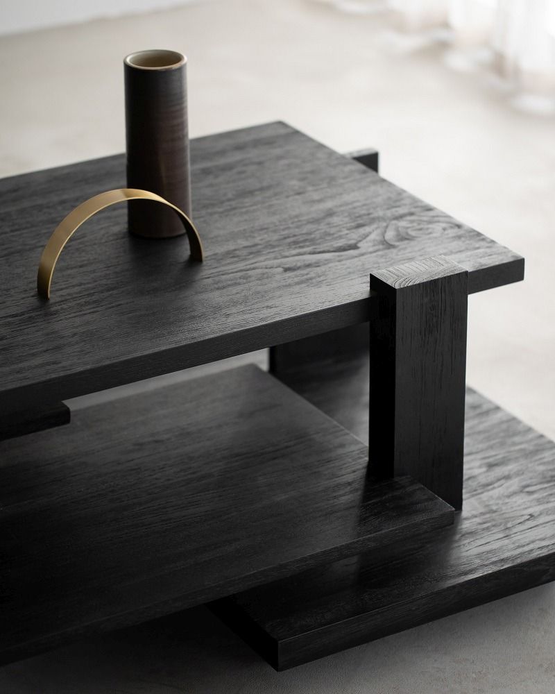 Detailaufnahme des Ethnicraft Teak Abstract Couchtisches in Schwarz, moderner Wohnzimmertisch mit Ablageflächen.