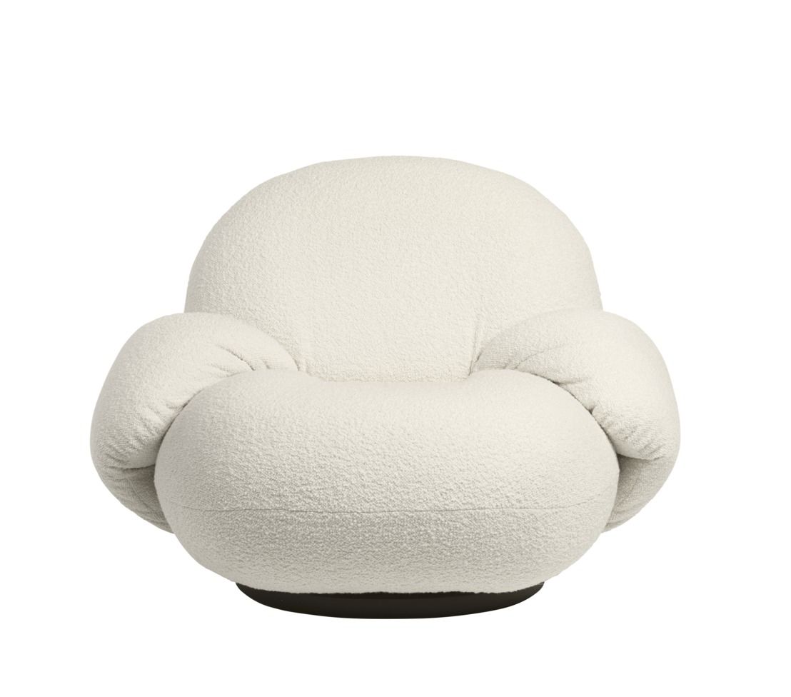 Pacha Lounge Chair Sessel von Gubi mit Armlehnen und schwarzem Drehfuß, Bezug Dedar Karakorum.